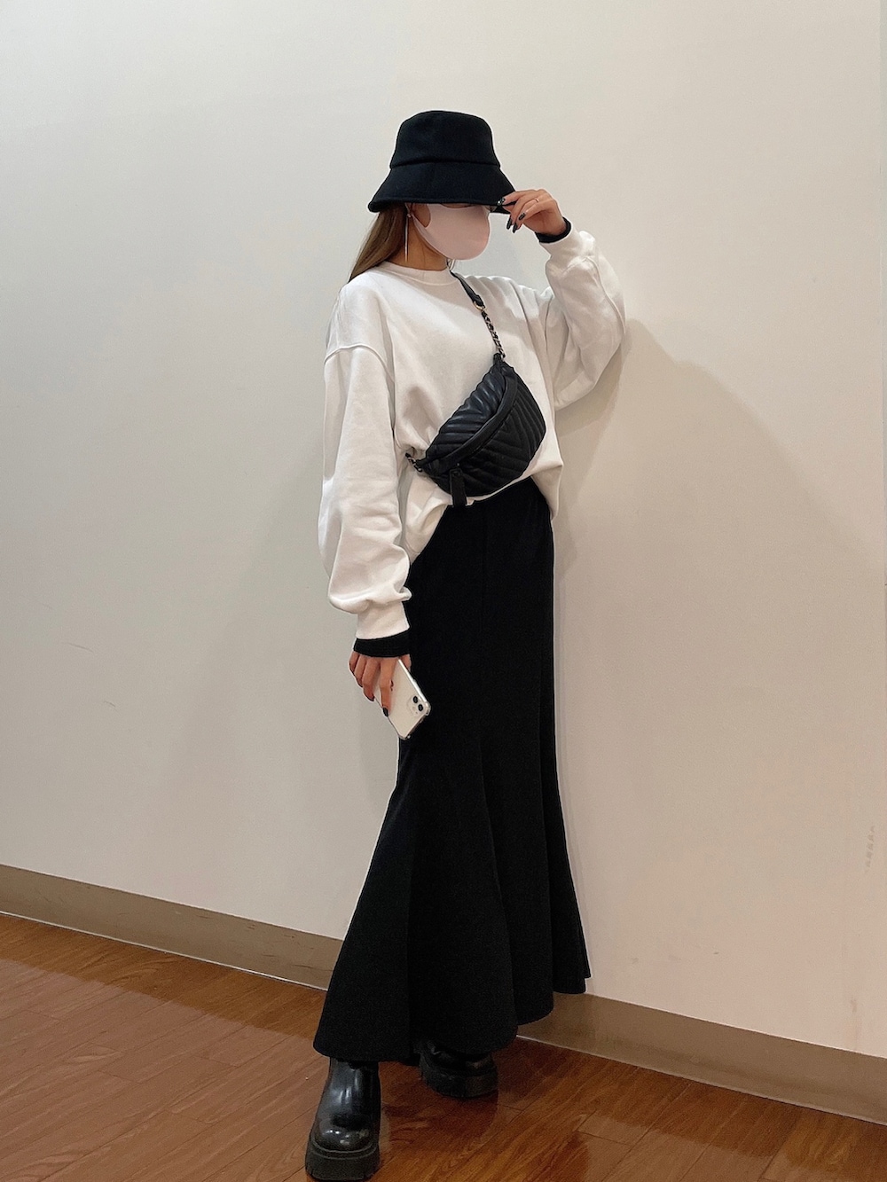 ブラック系のボディバッグ/ウエストポーチ、ホワイト系のスウェット、ブラック系のスカートを着用したレディースの秋コーディネートの2枚目の写真