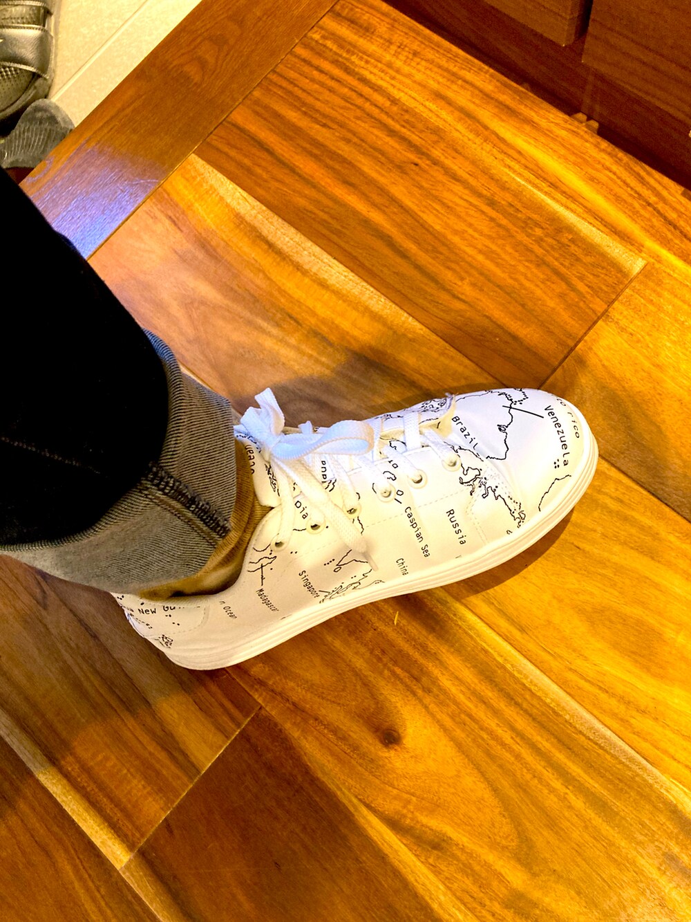 グレー系のパーカー、ブルー系のデニムパンツ、ホワイト系のスニーカーを着用したキッズの冬コーディネートの3枚目の写真