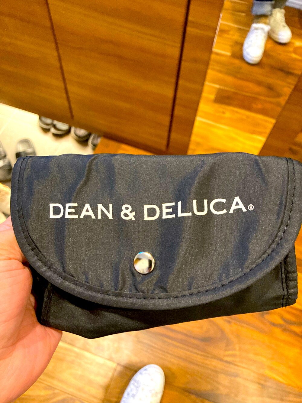 グレー系のパーカー、ブルー系のデニムパンツ、ホワイト系のスニーカーを着用したキッズの冬コーディネートの2枚目の写真