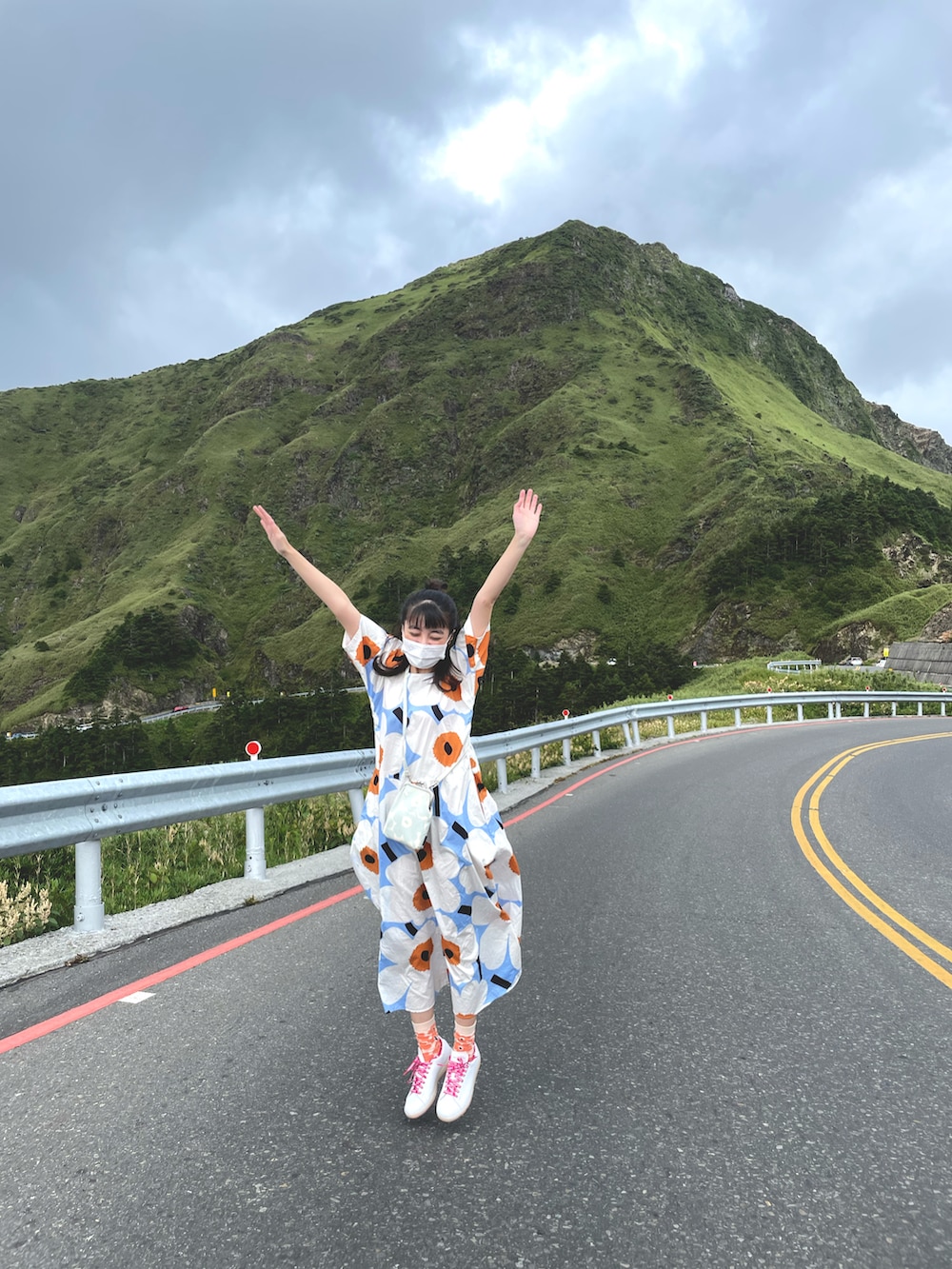 ブルー系のワンピース、ホワイト系のシューズ、ブルー系のショルダーバッグを着用したレディースの夏コーディネートの2枚目の写真