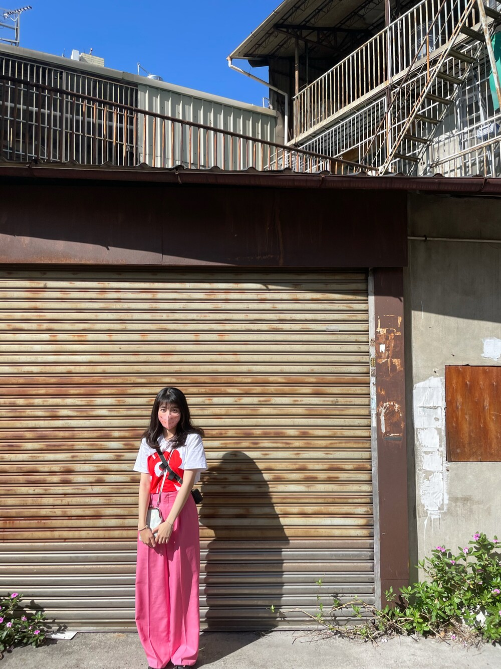 ホワイト系のTシャツ/カットソー、その他のバッグ、ピンク系のスラックスを着用したレディースの春コーディネートの2枚目の写真