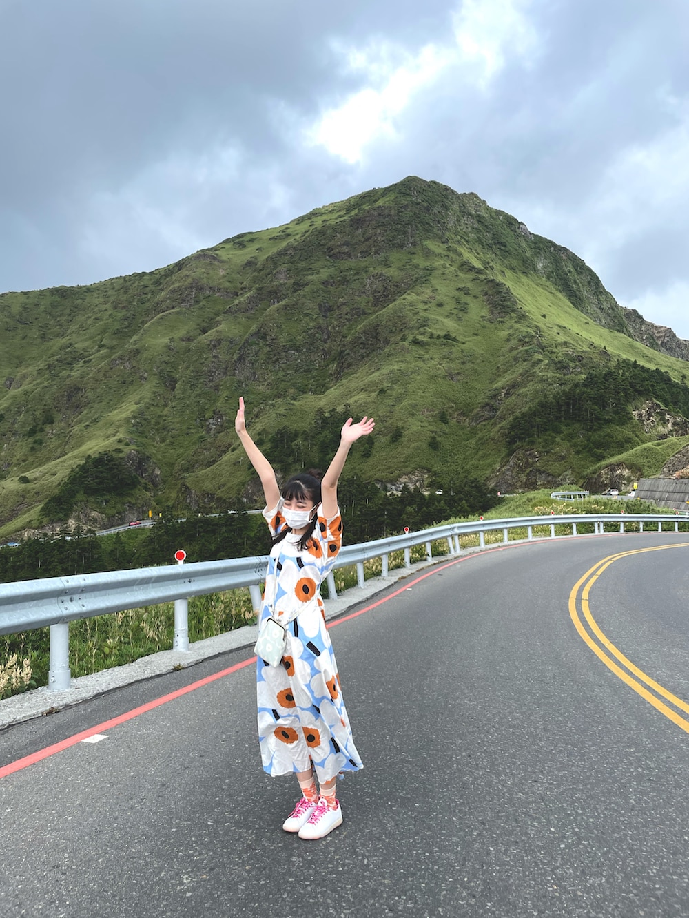 ブルー系のワンピース、ホワイト系のシューズ、ブルー系のショルダーバッグを着用したレディースの夏コーディネートの3枚目の写真