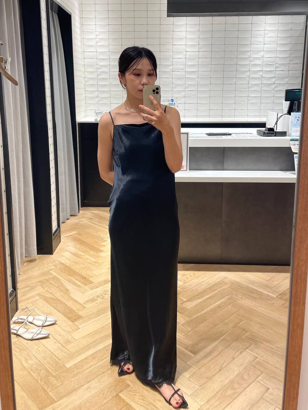 ブルー系のワンピースを着用したレディースの夏コーディネートの2枚目の写真