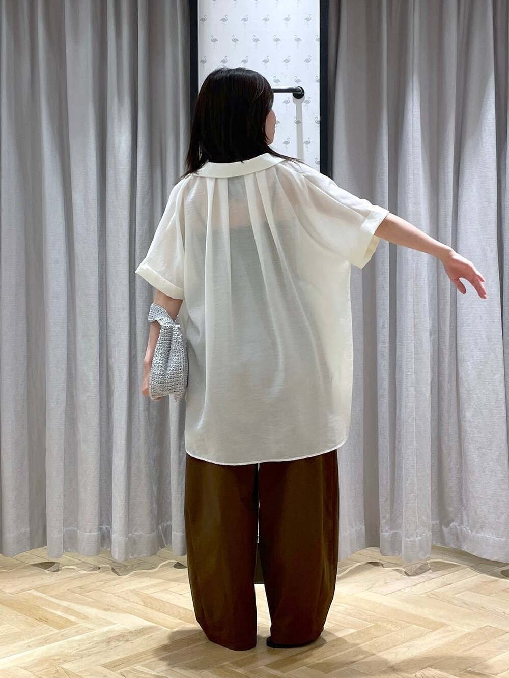 「着痩せ・細見え、カジュアル、ベーシック/シンプル、体型カバー、着痩せ、apart by lowrys、シンプルコーデ、大人カジュアル、楽ちんコーデ、接触冷感、シャツ、シャツスタイル、ワイドパンツ、パンツ、サンダル」｜「A part byのシアーカイキンBIGシャツ（シャツ/ブラウス、ホワイト系）」を使った、mihoさん（レディース・157cm）の夏コーディネートの3枚目の写真