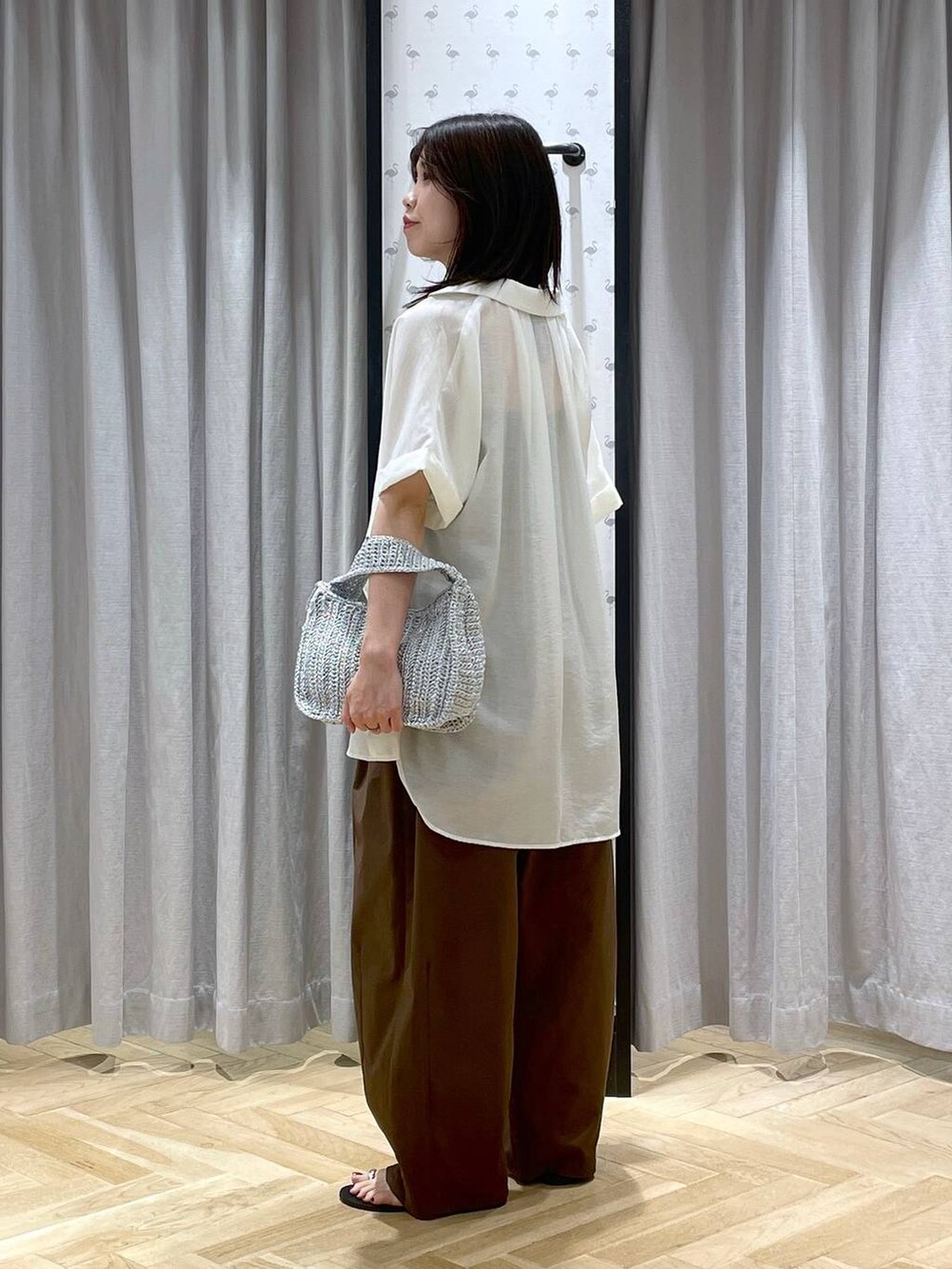 「着痩せ・細見え、カジュアル、ベーシック/シンプル、体型カバー、着痩せ、apart by lowrys、シンプルコーデ、大人カジュアル、楽ちんコーデ、接触冷感、シャツ、シャツスタイル、ワイドパンツ、パンツ、サンダル」｜「A part byのシアーカイキンBIGシャツ（シャツ/ブラウス、ホワイト系）」を使った、mihoさん（レディース・157cm）の夏コーディネートの2枚目の写真