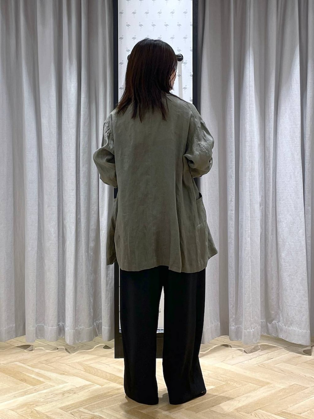 「着痩せ・細見え、カジュアル、ベーシック/シンプル、体型カバー、着痩せ、apart by lowrys、シンプルコーデ、大人カジュアル、楽ちんコーデ、ジャケット、ジャケットスタイル、お仕事コーデ_apart by lowrys、サンダル、ネックレス、セールミックスコーデ_apart by lowrys」｜「A part byのルランゼフィールWジャケット（テーラードジャケット、グレー系）」を使った、mihoさん（レディース・157cm）の夏コーディネートの3枚目の写真
