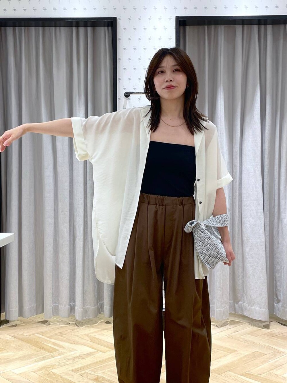 「着痩せ・細見え、カジュアル、ベーシック/シンプル、体型カバー、着痩せ、apart by lowrys、シンプルコーデ、大人カジュアル、楽ちんコーデ、接触冷感、シャツ、シャツスタイル、ワイドパンツ、パンツ、サンダル」｜「A part byのシアーカイキンBIGシャツ（シャツ/ブラウス、ホワイト系）」を使った、mihoさん（レディース・157cm）の夏コーディネートの5枚目の写真