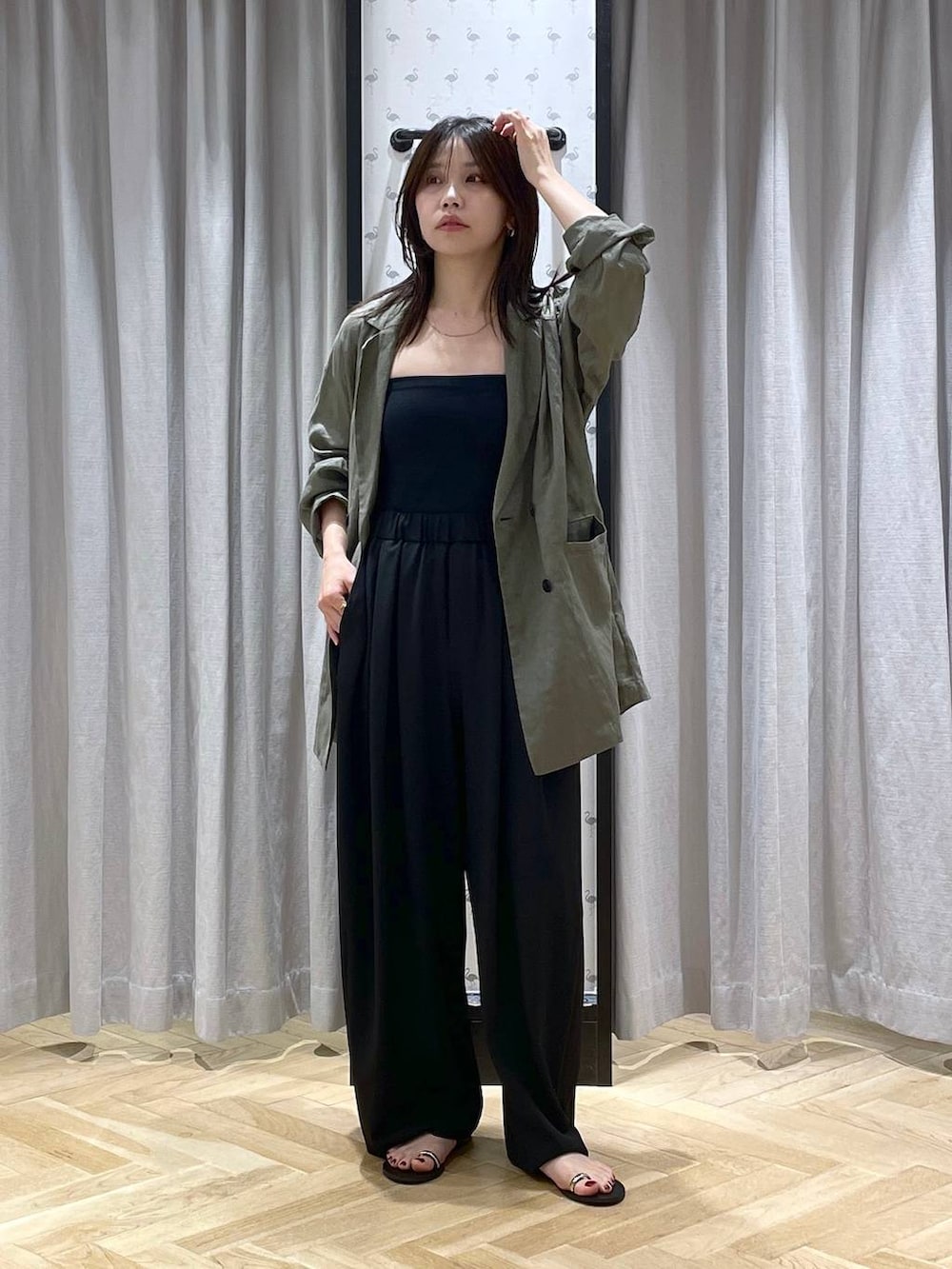 「着痩せ・細見え、カジュアル、ベーシック/シンプル、体型カバー、着痩せ、apart by lowrys、シンプルコーデ、大人カジュアル、楽ちんコーデ、ジャケット、ジャケットスタイル、お仕事コーデ_apart by lowrys、サンダル、ネックレス、セールミックスコーデ_apart by lowrys」｜「A part byのルランゼフィールWジャケット（テーラードジャケット、グレー系）」を使った、mihoさん（レディース・157cm）の夏コーディネートの4枚目の写真