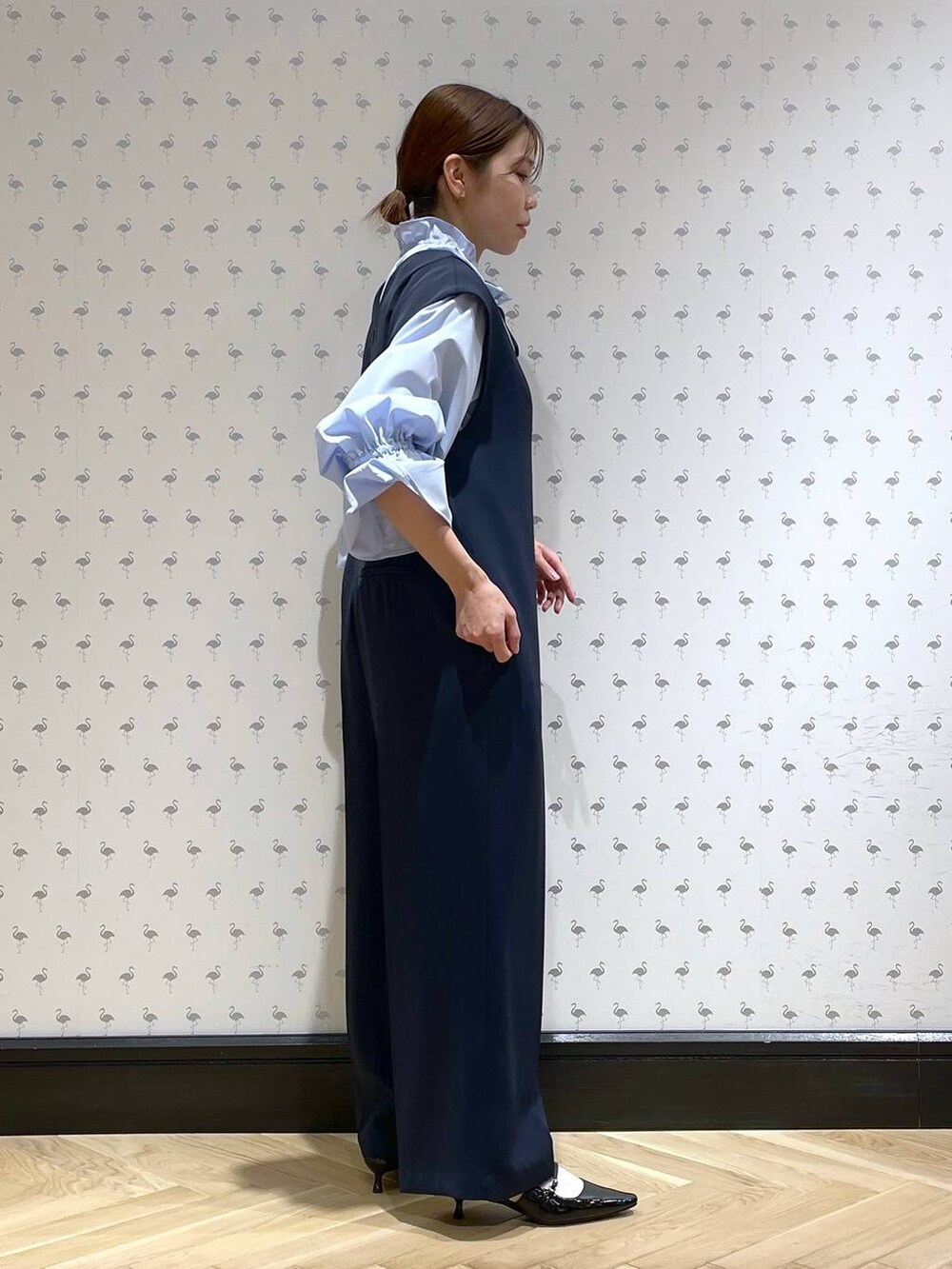 ブラック系のパンプス、ブルー系のサロペット/オーバーオール、ブルー系のシャツ/ブラウスを着用したレディースの冬コーディネートの4枚目の写真