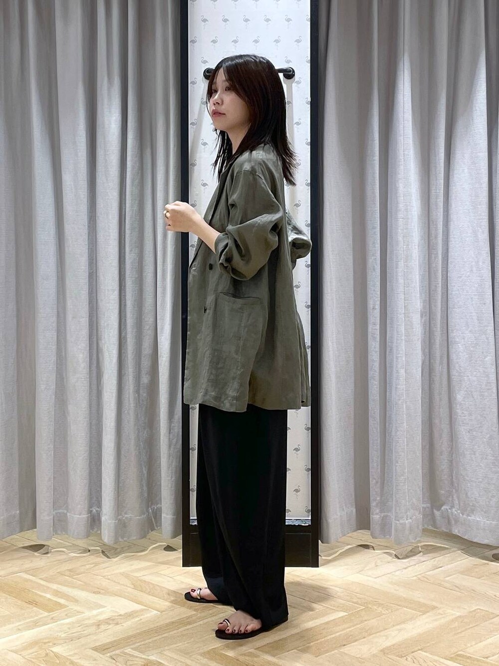 「着痩せ・細見え、カジュアル、ベーシック/シンプル、体型カバー、着痩せ、apart by lowrys、シンプルコーデ、大人カジュアル、楽ちんコーデ、ジャケット、ジャケットスタイル、お仕事コーデ_apart by lowrys、サンダル、ネックレス、セールミックスコーデ_apart by lowrys」｜「A part byのルランゼフィールWジャケット（テーラードジャケット、グレー系）」を使った、mihoさん（レディース・157cm）の夏コーディネートの2枚目の写真