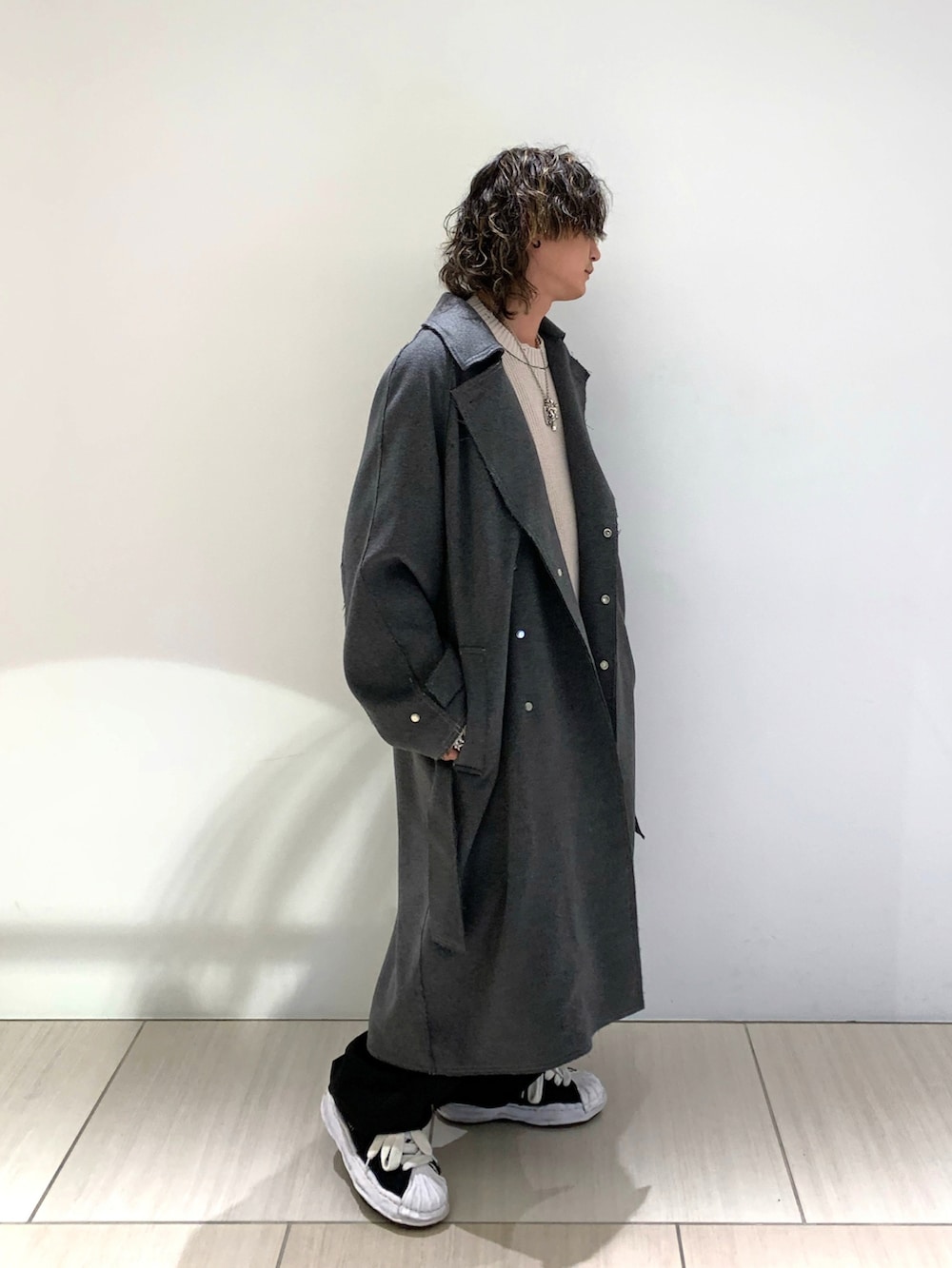 「GEN_DAI、Maison MIHARA YASUHIRO、トレンチコート、ロングコート、メンズファッション、秋冬コーデ、ROYAL FLASH、RAWLIFE、きれいめカジュアル、冬のコーデ、冬アウター、モノトーン」｜「ROYAL FLASHのアイテム（ニット/セーター、ホワイト系）」を使った、Takuto Itouさん（メンズ・170cm）の冬コーディネートの3枚目の写真