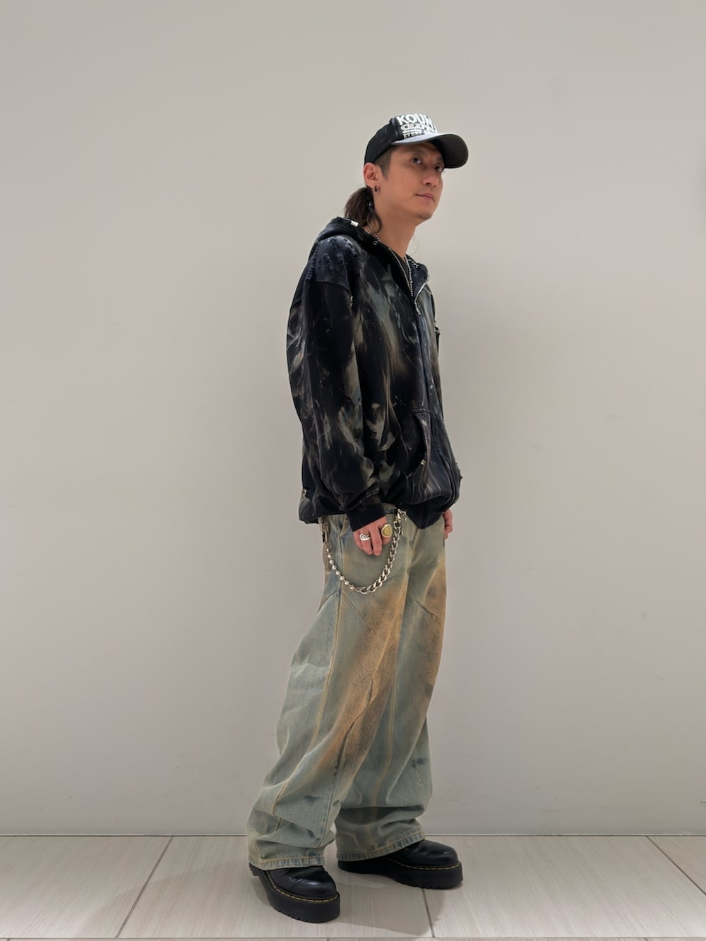 ブラック系のパーカーを着用したメンズの冬コーディネートの2枚目の写真