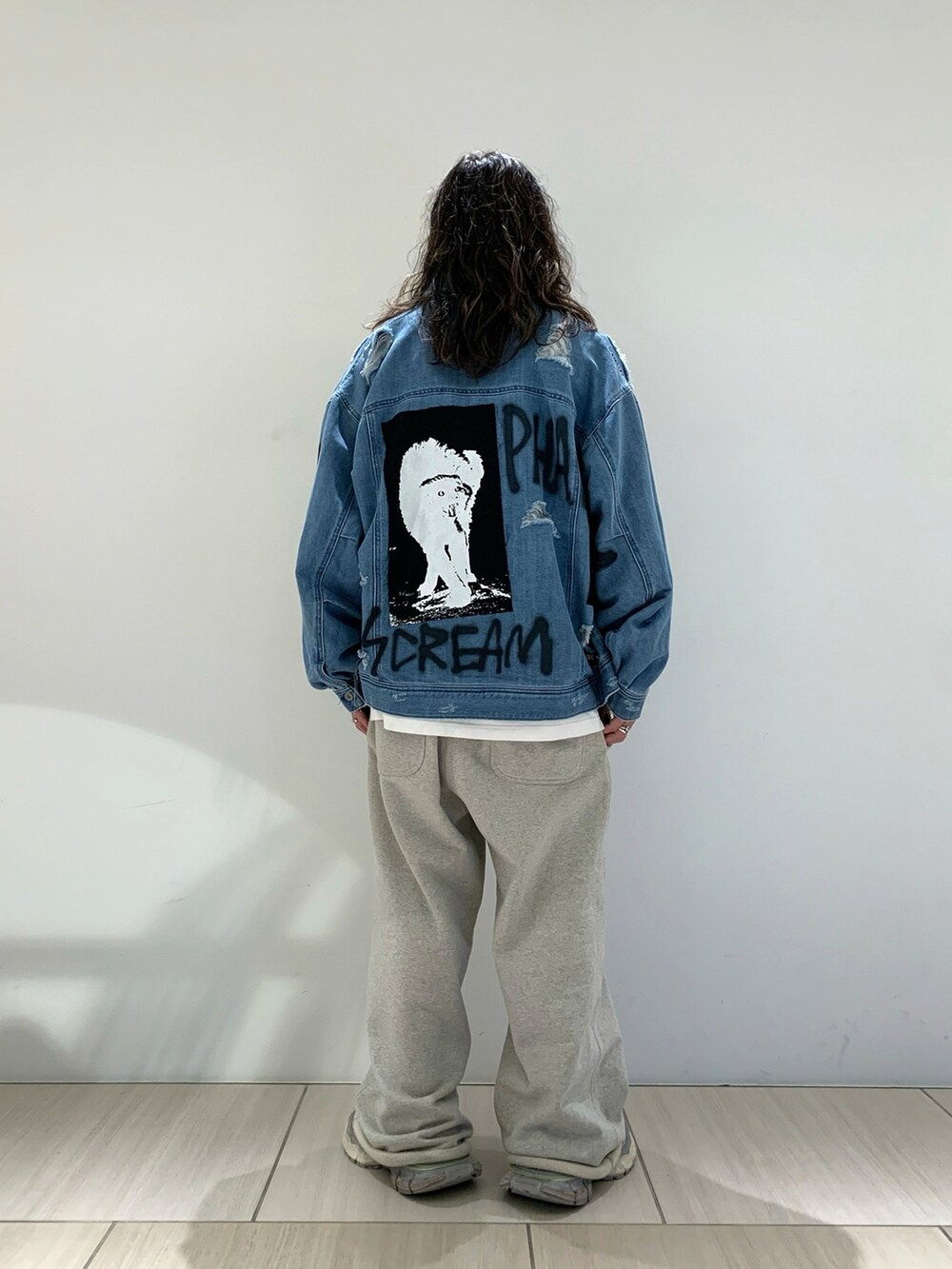 その他のデニムジャケット、ホワイト系のTシャツ/カットソーを着用したメンズの秋コーディネートの3枚目の写真