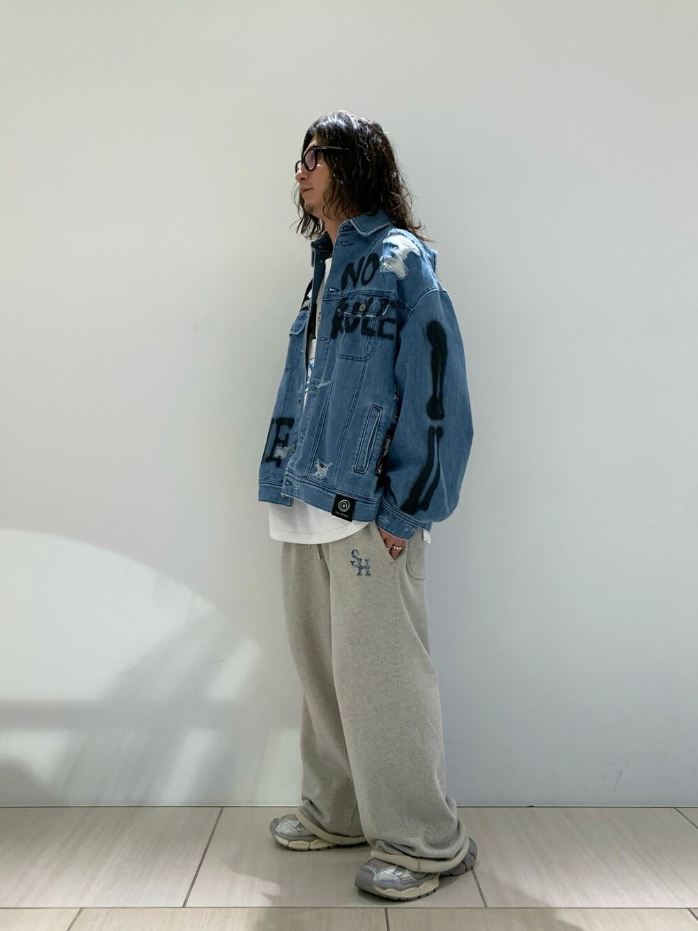 その他のデニムジャケット、ホワイト系のTシャツ/カットソーを着用したメンズの秋コーディネートの2枚目の写真