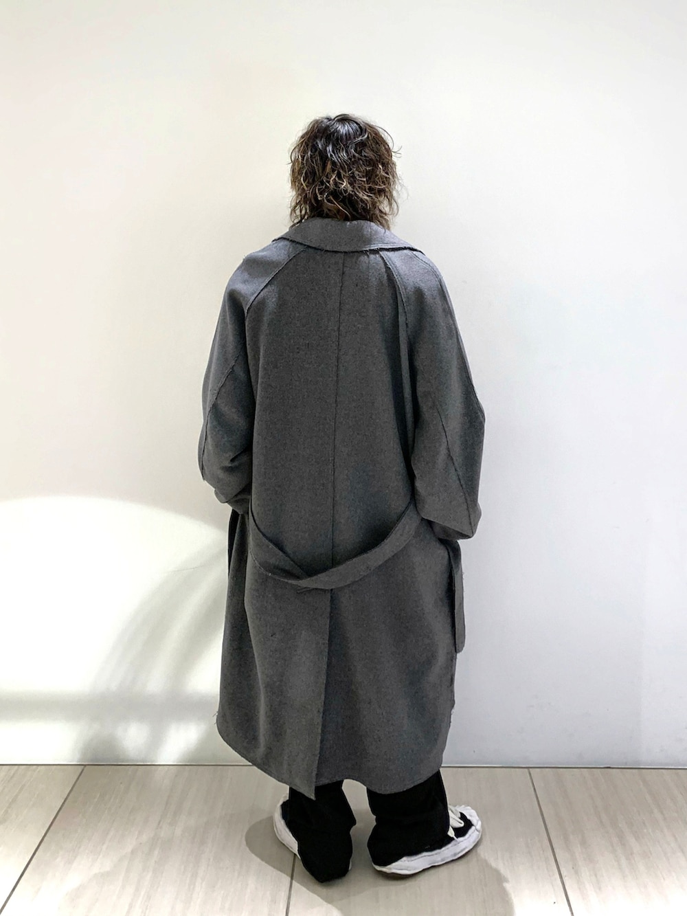 「GEN_DAI、Maison MIHARA YASUHIRO、トレンチコート、ロングコート、メンズファッション、秋冬コーデ、ROYAL FLASH、RAWLIFE、きれいめカジュアル、冬のコーデ、冬アウター、モノトーン」｜「ROYAL FLASHのアイテム（ニット/セーター、ホワイト系）」を使った、Takuto Itouさん（メンズ・170cm）の冬コーディネートの4枚目の写真