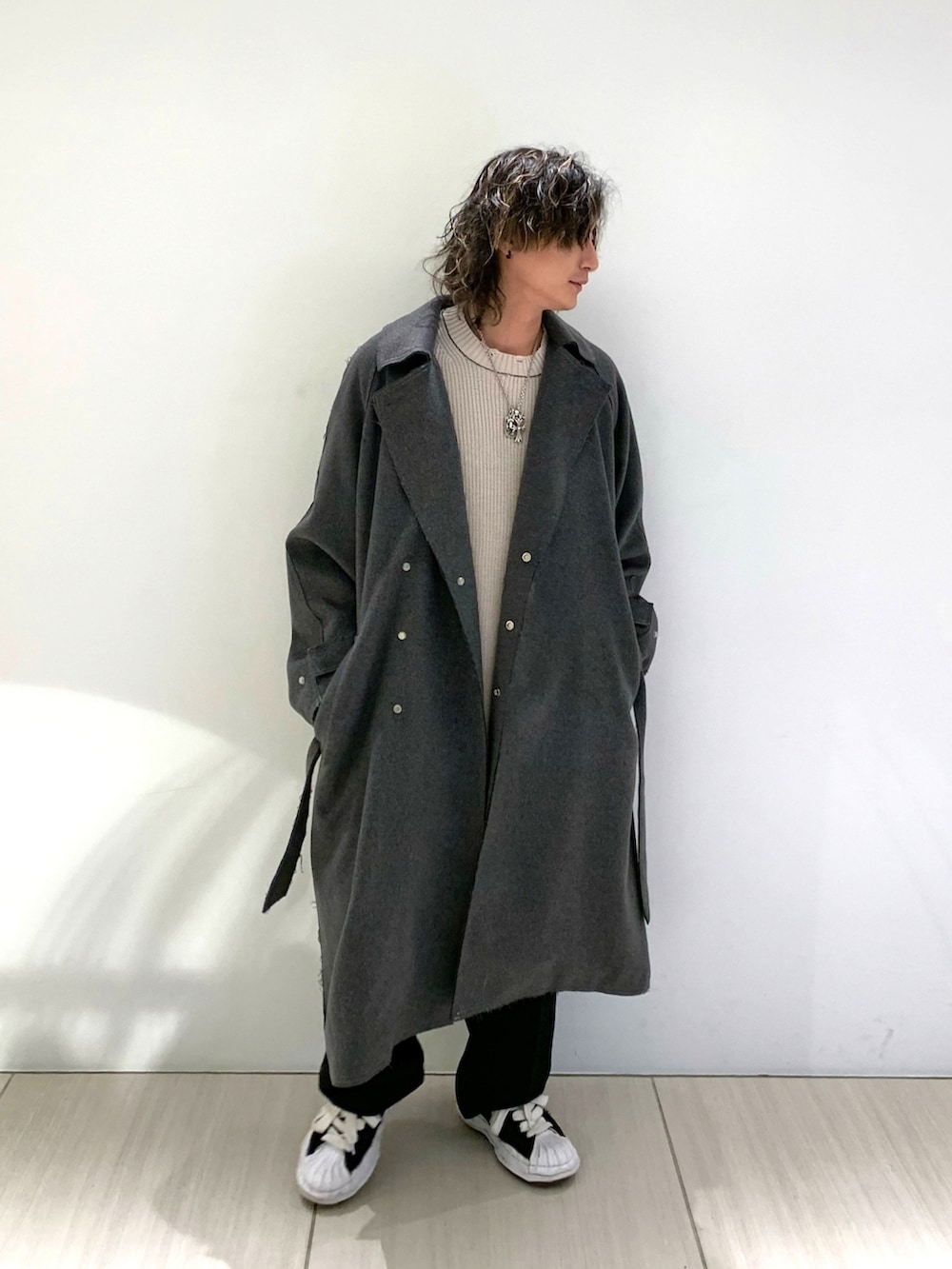 「GEN_DAI、Maison MIHARA YASUHIRO、トレンチコート、ロングコート、メンズファッション、秋冬コーデ、ROYAL FLASH、RAWLIFE、きれいめカジュアル、冬のコーデ、冬アウター、モノトーン」｜「ROYAL FLASHのアイテム（ニット/セーター、ホワイト系）」を使った、Takuto Itouさん（メンズ・170cm）の冬コーディネートの2枚目の写真