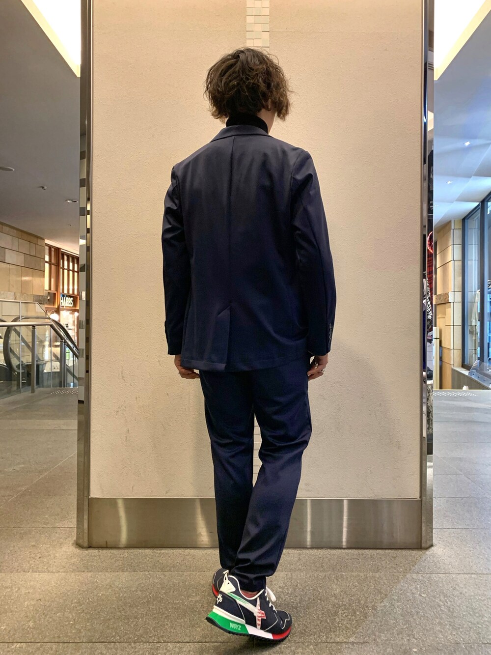「1piu1uguale3 relax、g-stage、W6YZ、ROYAL FLASH、RAWLIFE、セットアップ、ジャケットスタイル、秋コーデ、秋服コーデ、シンプルコーデ、テーラードジャケット」｜「1piu1uguale3 RELAXの1PIU1UGUALE3 RELAX/ウノピゥ ウノ ウグァーレ トレ リラックス/別注ストレッチジャケット（テーラードジャケット、ブルー系）」を使った、Takuto Itouさん（メンズ・170cm）の秋コーディネートの3枚目の写真