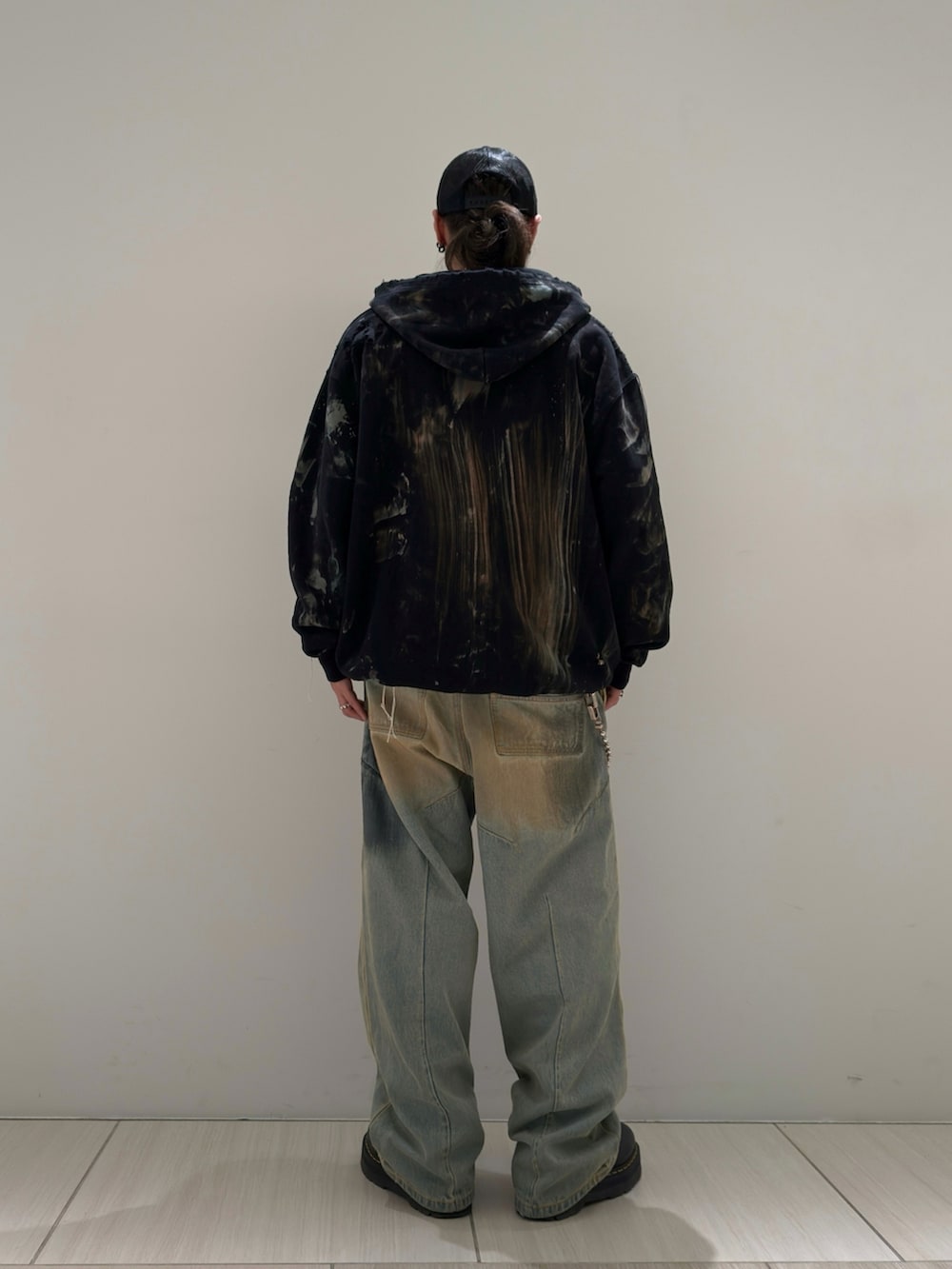 ブラック系のパーカーを着用したメンズの冬コーディネートの3枚目の写真