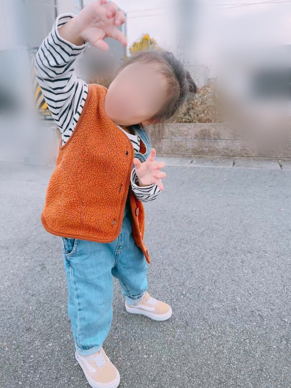 ブラウン系のその他アウター、ブルー系のサロペット/オーバーオール、ベージュ系のスニーカーを着用したキッズの秋コーディネートの2枚目の写真