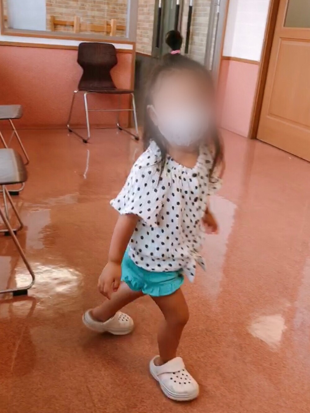 ホワイト系のシャツ/ブラウス、ブルー系のその他パンツ、ベージュ系のサンダルを着用したキッズの夏コーディネートの2枚目の写真
