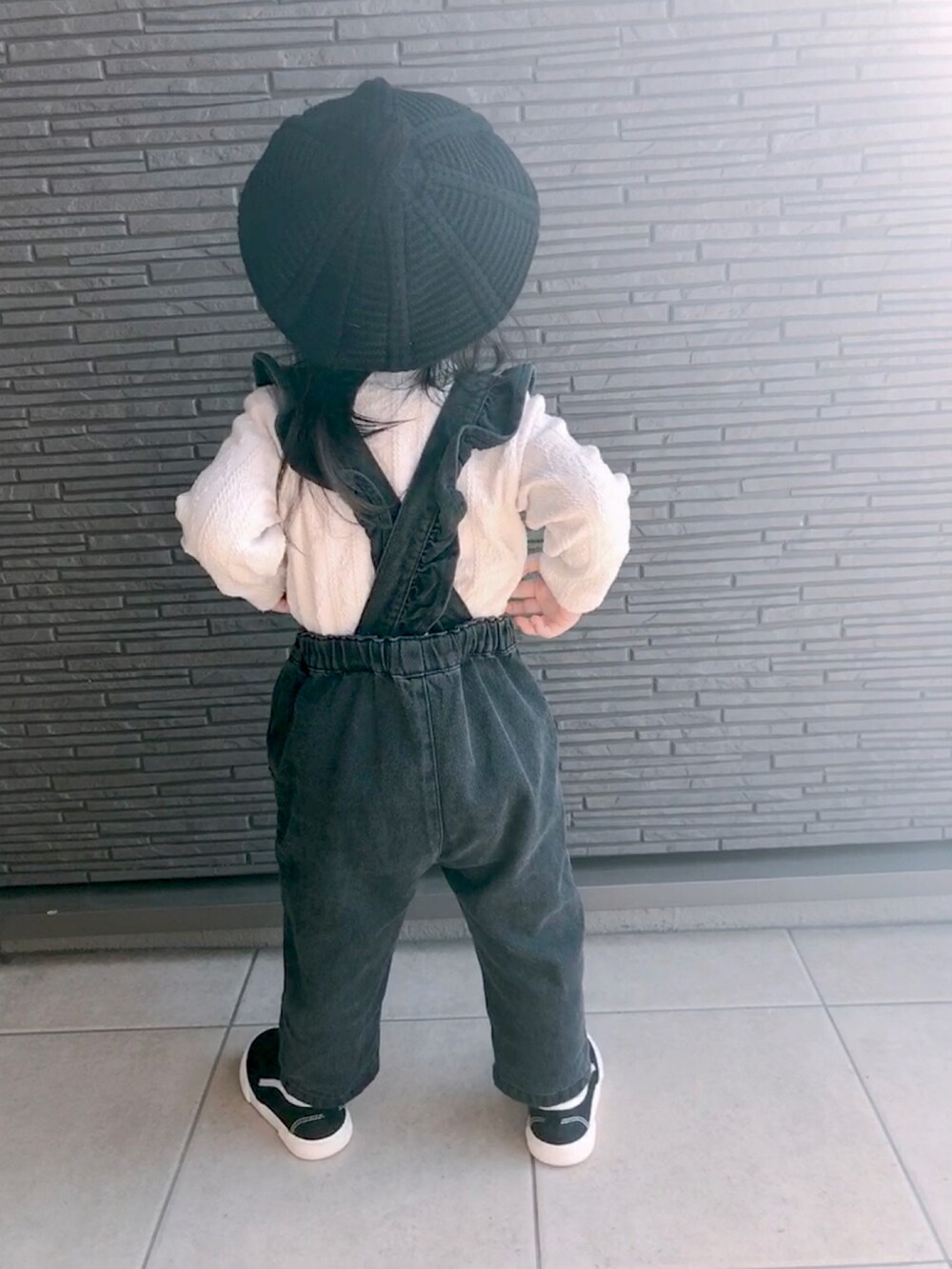 「モノトーン、ベレー帽、女の子、1歳、ブラックデニム、スリッポン」｜「ZARA KIDSのアイテム（スリッポン、ブラック系）」を使った、 ⌣̈⃝  ame ⌣̈⃝  さん（キッズ・80cm）の冬コーディネートの2枚目の写真