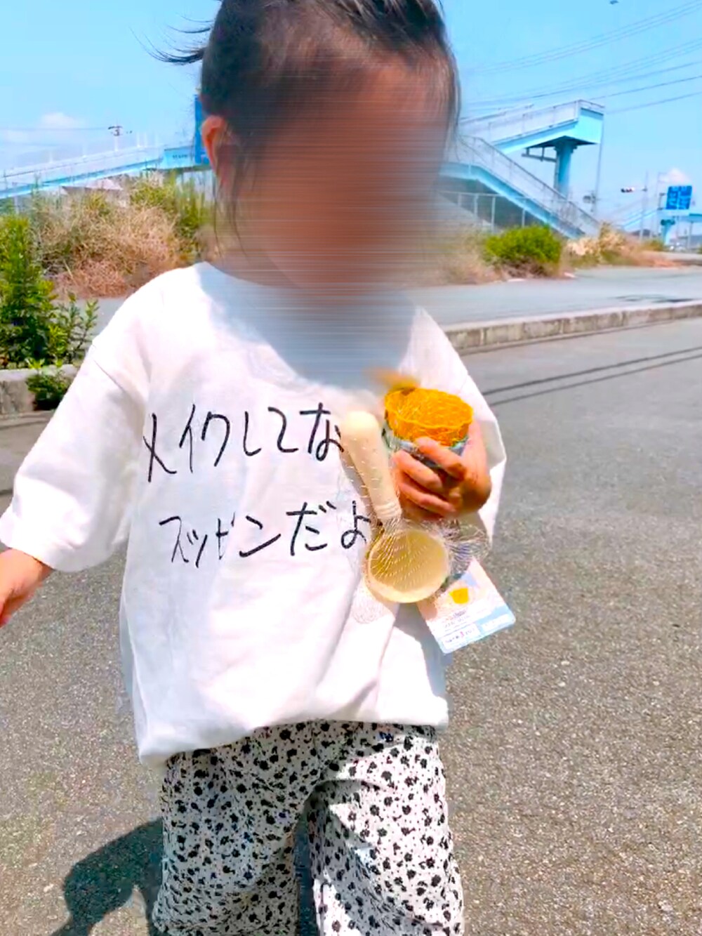 ホワイト系のTシャツ/カットソー、その他のその他パンツ、ブラック系のサンダルを着用したキッズの春コーディネートの2枚目の写真
