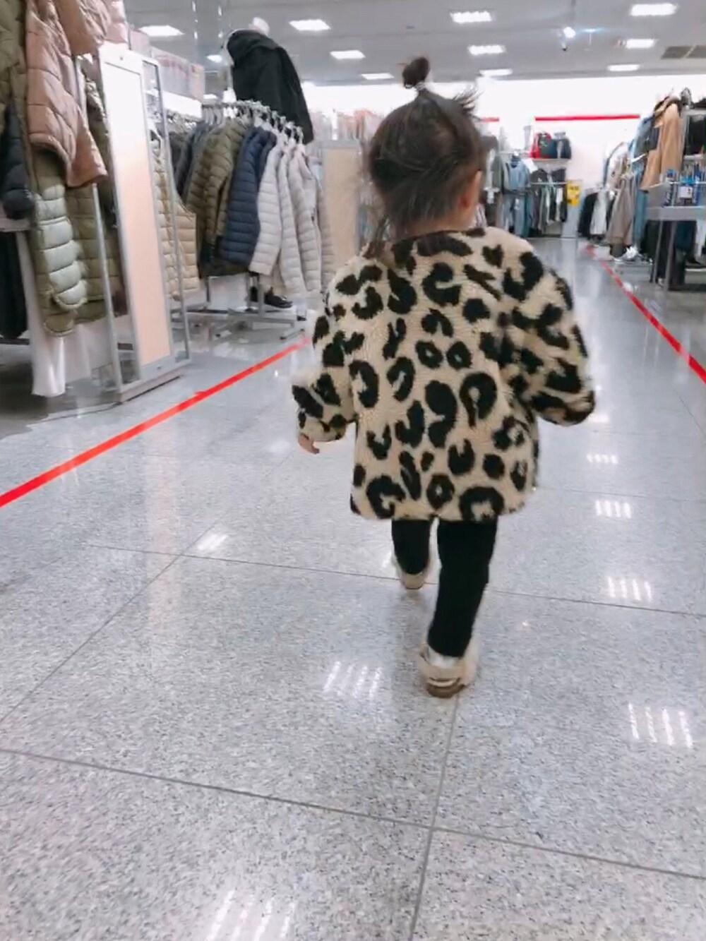 「ビッグシルエット、レオパード、UNIQLO、GU、1歳、女の子、女の子コーデ、チャオパニックティピー(CIAOPANIC TYPY)、ボアカーディガン」|「CIAOPANIC TYPYの【KIDS】【ZOZOTOWN限定】レオパードアニマルボアカーディガン(ノーカラージャケット、ブラック系)」を使った、 ⌣̈⃝ ame ⌣̈⃝ さん(キッズ・80cm)の冬コーディネートの2枚目の写真