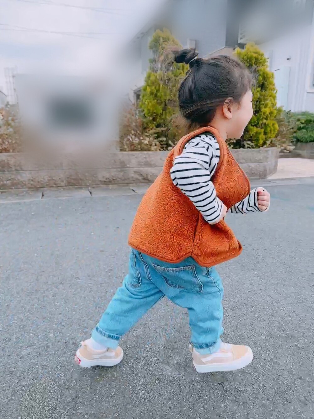 ブラウン系のその他アウター、ブルー系のサロペット/オーバーオール、ベージュ系のスニーカーを着用したキッズの秋コーディネートの3枚目の写真