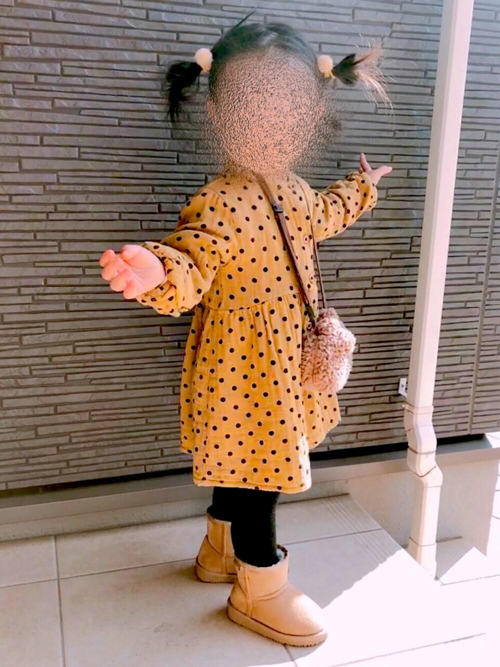 「ダウンコート、キッズファッション、キッズコーデ、女の子、1歳、ムートンブーツ、シープスキン、ワンピース、冬コーデ、ブーツ、ZARA KIDS、ZARAコーデ」｜「ZARA KIDSのアイテム（ダウンジャケット/コート、ブラック系）」を使った、 ⌣̈⃝  ame ⌣̈⃝  さん（キッズ・80cm）の冬コーディネートの3枚目の写真