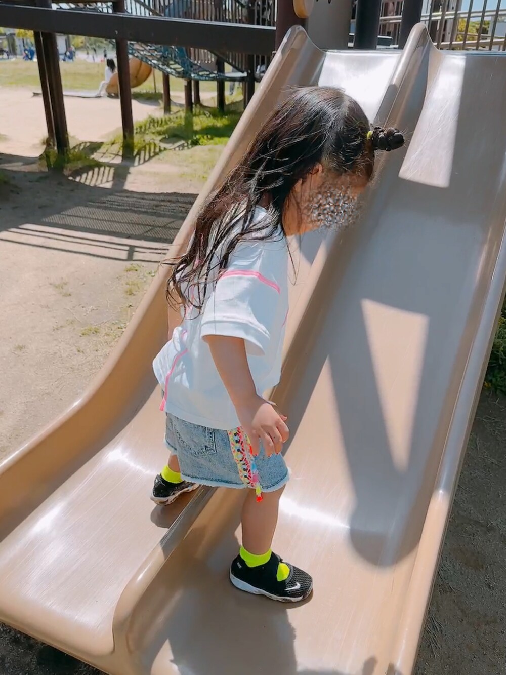ホワイト系のTシャツ/カットソー、ブルー系のデニムパンツ、ブラック系のスニーカーを着用したキッズの夏コーディネートの2枚目の写真