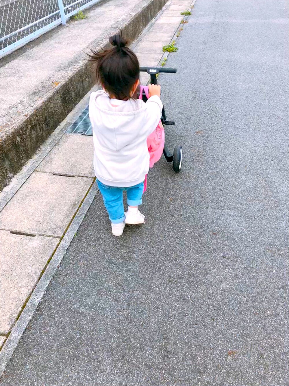 ホワイト系のパーカー、ブルー系のデニムパンツ、ピンク系のTシャツ/カットソーを着用したキッズの春コーディネートの2枚目の写真