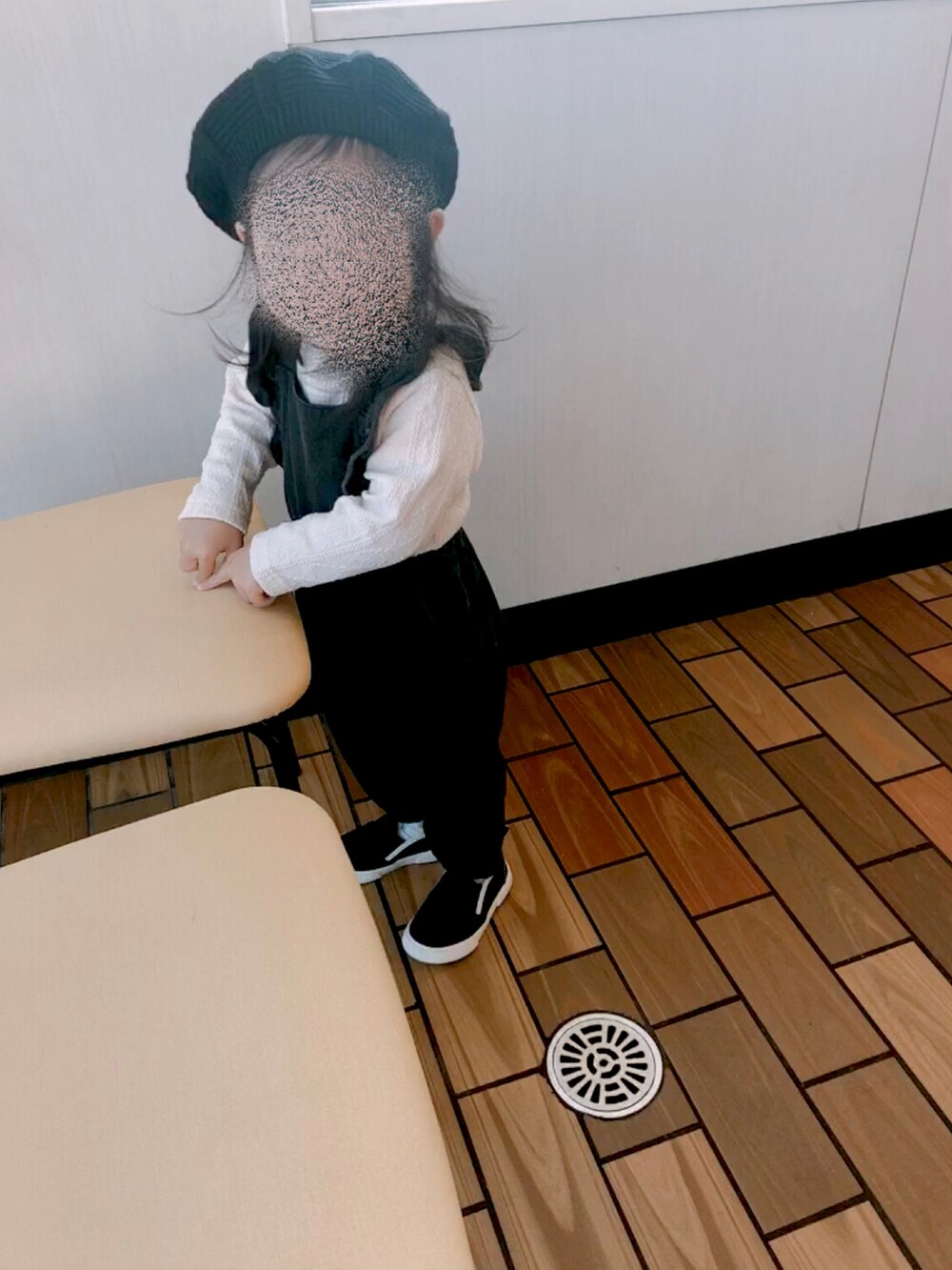 「モノトーン、ベレー帽、女の子、1歳、ブラックデニム、スリッポン」｜「ZARA KIDSのアイテム（スリッポン、ブラック系）」を使った、 ⌣̈⃝  ame ⌣̈⃝  さん（キッズ・80cm）の冬コーディネートの3枚目の写真