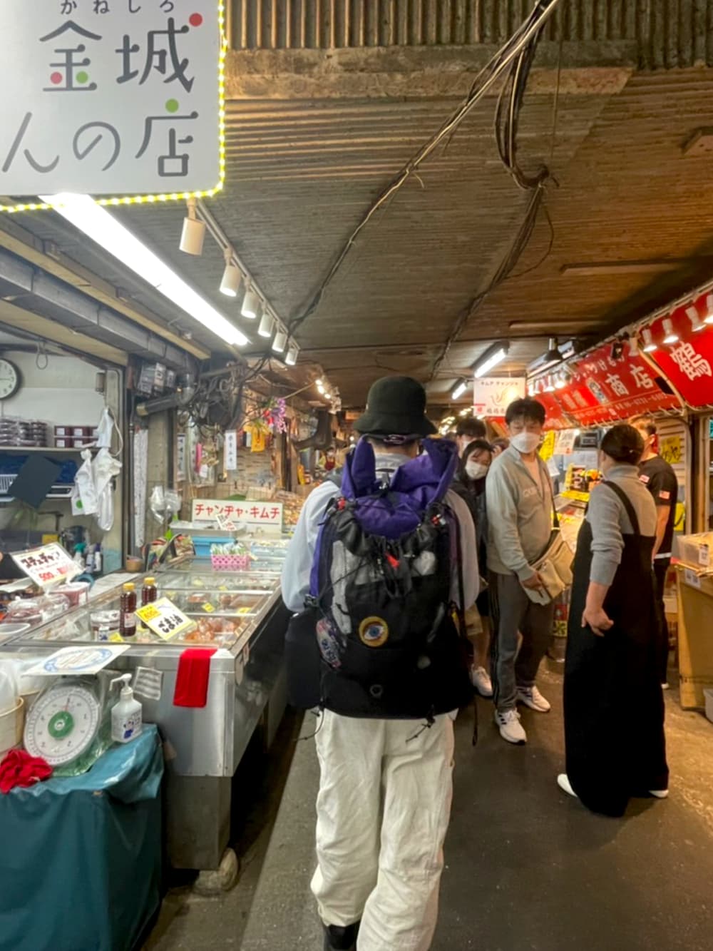 ホワイト系のパンツ、ブラック系のスニーカー、ブルー系のシャツ/ブラウスを着用したメンズの春コーディネートの2枚目の写真