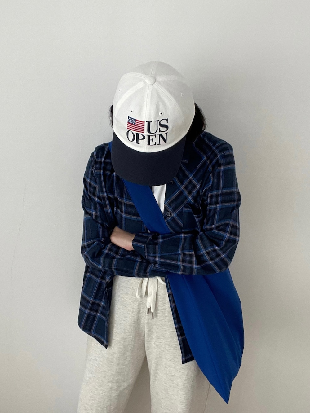 「シャツスタイル、雨、夏コーデ、休日スタイル、パンツスタイル、スウェット、スウェットパンツ、カジュアル、韓国ファッション、ストリート、スニーカー、カラーコーデ、オトナカジュアル、キャップ、韓国ブランド」｜「com9ureのアイテム（シャツ/ブラウス、ブルー系）」を使った、 李奈さん（レディース・158cm）の夏コーディネートの3枚目の写真
