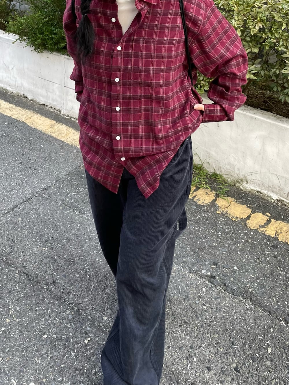 「レイヤードスタイル、秋コーデ、秋服、休日スタイル、コーデュロイパンツ、カジュアル、カジュアルコーデ、シャツスタイル、プチプラ、秋カラー、韓国ファッション、カラーコーデ、秋のコーデ、きれいめカジュアル、秋」｜「Supreme のアイテム（バックパック/リュック、ブラック系）」を使った、 李奈さん（レディース・158cm）の秋コーディネートの2枚目の写真