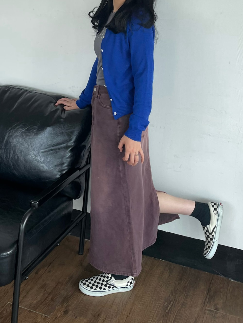 グレー系のTシャツ/カットソー、パープル系のスカート、ブラック系のスリッポンを着用したレディースの夏コーディネートの2枚目の写真