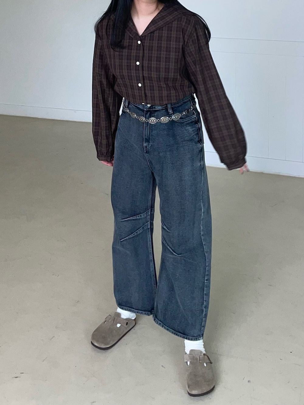 ブラウン系のシャツ/ブラウス、ブルー系のデニムパンツ、ベージュ系のサンダルを着用したレディースの夏コーディネートの2枚目の写真