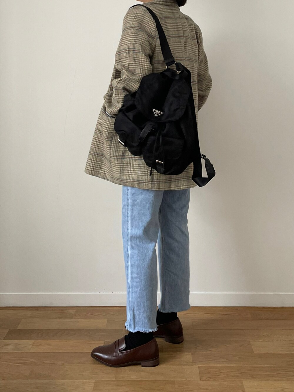 「ootd、カジュアルコーデ、リュック、デニム、タックイン、プチプラ、春コーデ、ジャケット、パンツスタイル、古着、韓国ファッション、ローファー、ベージュ、デニムパンツ、シンプルコーデ」｜「com9ureのアイテム（デニムパンツ、ブルー系）」を使った、 李奈さん（レディース・158cm）の春コーディネートの3枚目の写真
