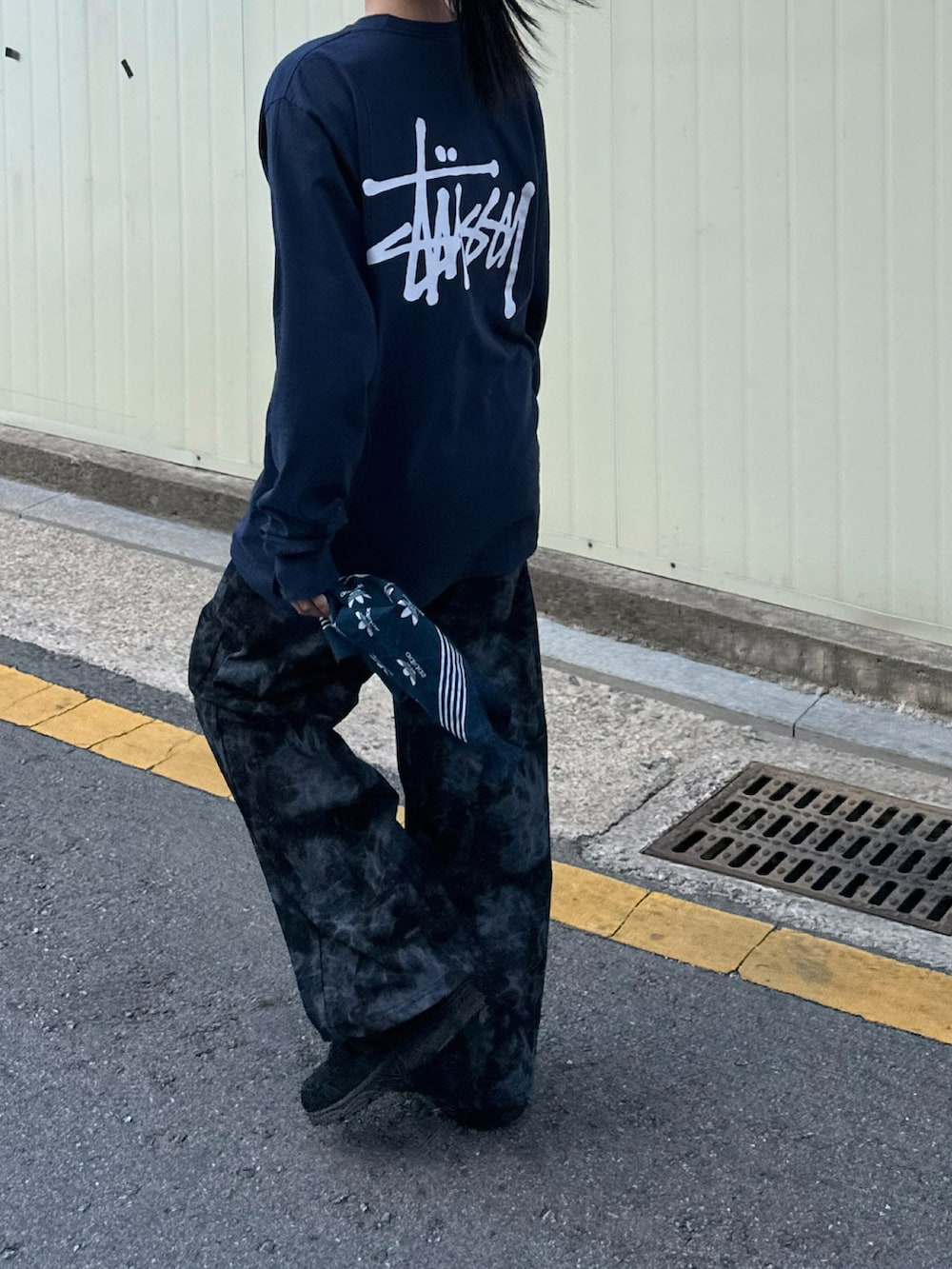 ブルー系のデニムパンツ、ブルー系のTシャツ/カットソー、ブラック系のスニーカーを着用したレディースの夏コーディネートの3枚目の写真