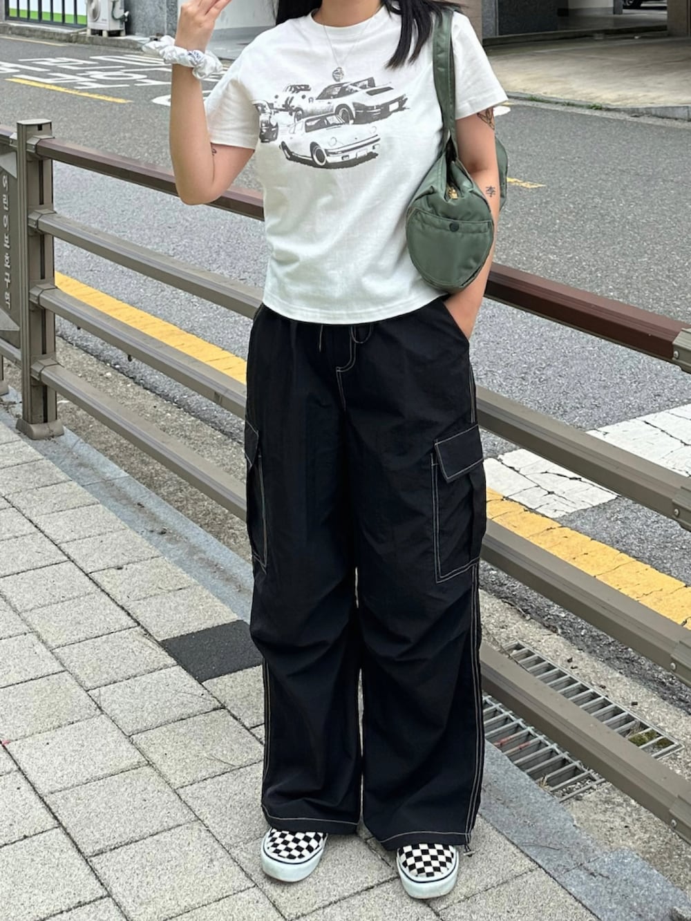 「アツいコーデ全部見せ、休日スタイル、オトナカジュアル、今日のコーデ、パンツスタイル、お洒落さんとつながりたい、休日コーデ、キャップ、PORTER、カーゴパンツ、メンズライク、ストリート、カジュアルコーデ、カジュアル、モノトーンコーデ」｜「com9ureのアイテム（キャップ、ホワイト系）」を使った、 李奈さん（レディース・158cm）の夏コーディネートの3枚目の写真