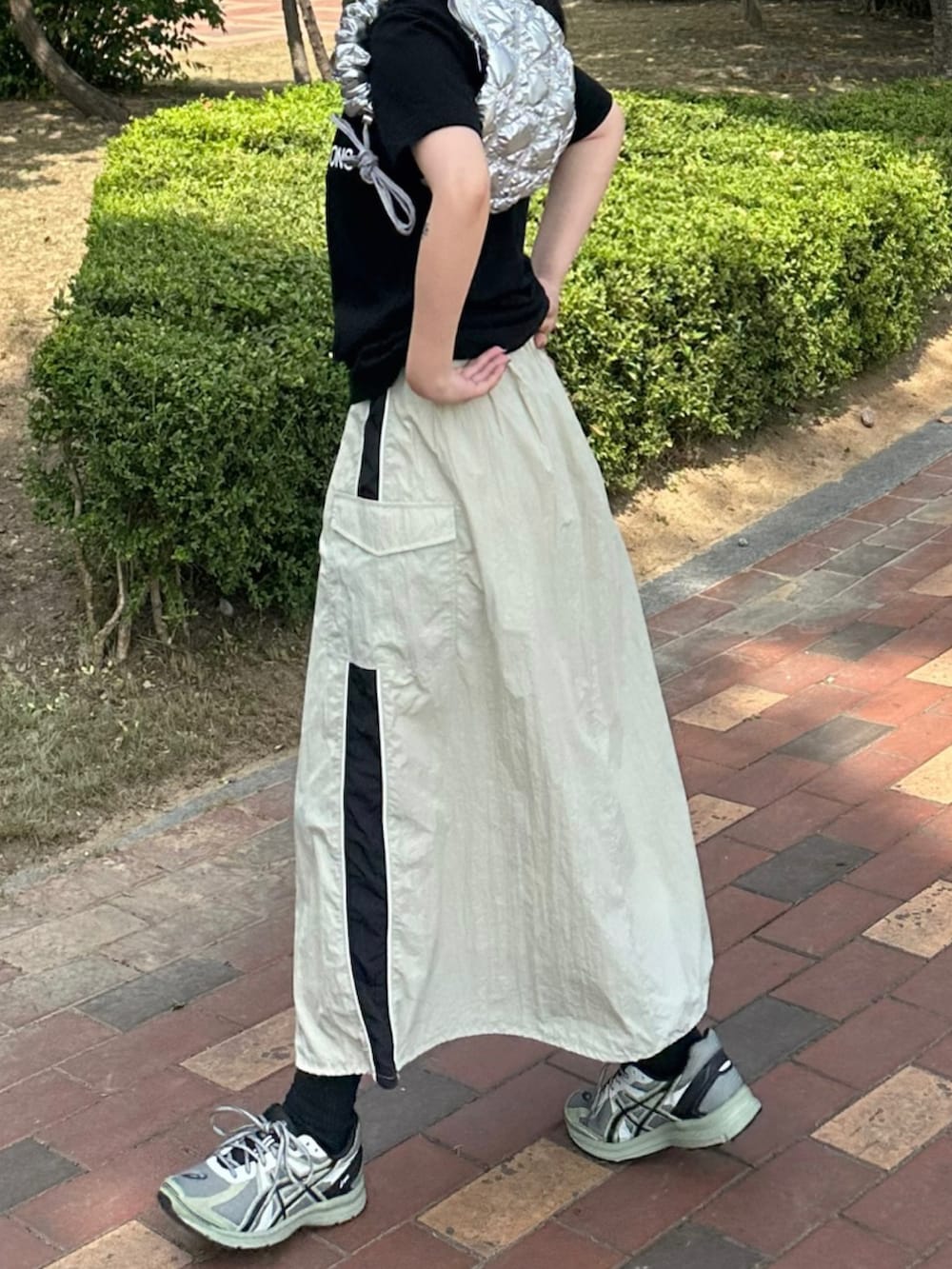 「大人カジュアル、夏服、大人コーデ、Tシャツ、お出かけコーデ、スカート、カジュアルコーデ、シンプル、お洒落さんとつながりたい、春夏コーデ、夏コーデ、ロングスカート、スニーカー、Tシャツコーデ、プチプラ」｜「COMME des GARCONSのアイテム（Tシャツ/カットソー、ブラック系）」を使った、 李奈さん（レディース・158cm）の夏コーディネートの2枚目の写真