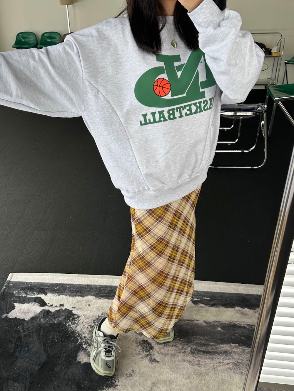 「秋服、オトナ女子、大人かわいい、休日スタイル、秋カラー、カジュアルコーデ、秋のコーデ、リラックススタイル、スカート、チェック、スニーカー、シンプルコーデ、スニーカーコーデ、カジュアル、韓国ファッション」｜「com9ureのアイテム（スウェット、グレー系）」を使った、 李奈さん（レディース・158cm）の秋コーディネートの3枚目の写真