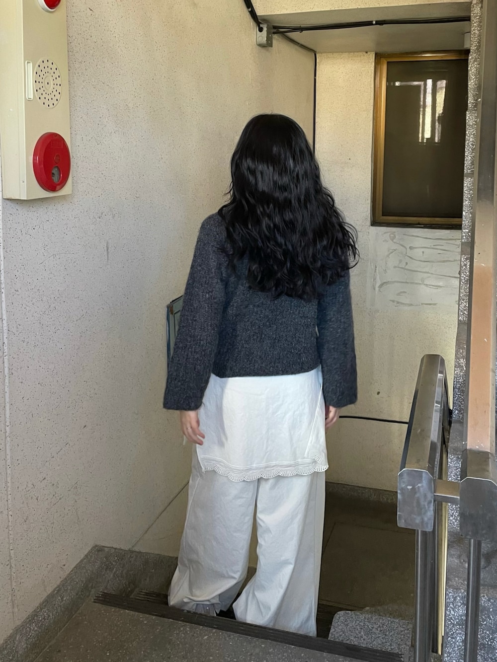 「レイヤードスタイル、秋コーデ、おでかけコーデ、秋冬コーデ、着回しコーデ、着回し抜群、秋のコーデ、ニット、シンプルスタイル、おしゃれさんと繋がりたい、outfit、スニーカー、カジュアル、シンプル、プチプラ」｜「ARC'TERYXのアイテム（ボディバッグ/ウエストポーチ、ブラウン系）」を使った、 李奈さん（レディース・158cm）の秋コーディネートの2枚目の写真