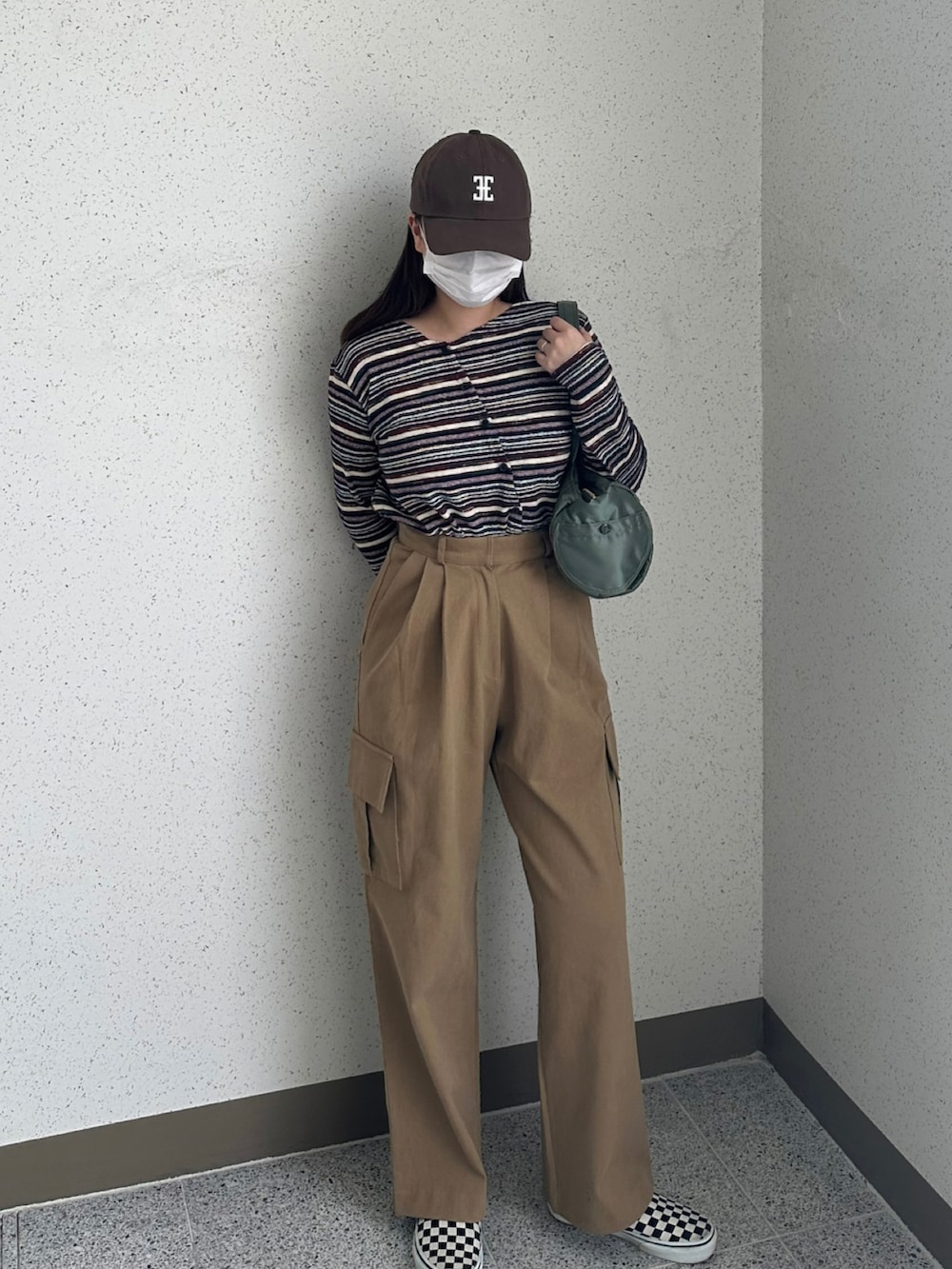 「春コーデ、オトナカワイイ、春カラー、キレイめコーデ、シンプルスタイル、春、キャップ、スニーカー、ラクチンコーデ、PORTER、パンツコーデ、メンズライク、カジュアルコーデ、カラーコーデ、韓国ファッション」｜「com9ureのアイテム（カーディガン/ボレロ、レッド系）」を使った、 李奈さん（レディース・158cm）の春コーディネートの2枚目の写真