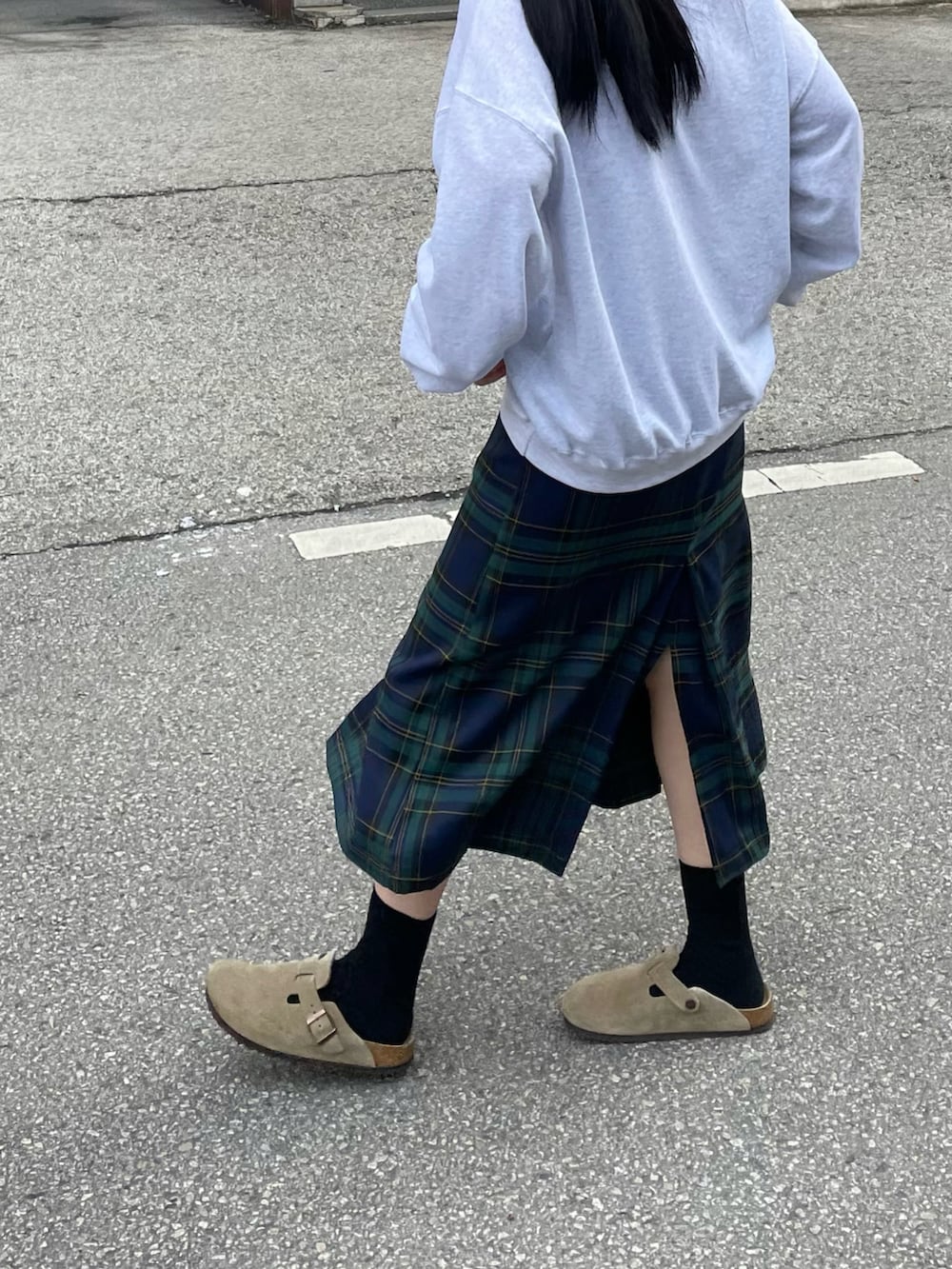 「秋っぽコーデ更新中、秋服準備はじめました、ootd、ゆるコーデ、お洒落さんとつながりたい、キレイめ、秋服、秋、ラフコーデ、スカートスタイル、秋カラー、プチプラ、スカート、カジュアル、スウェット」｜「BIRKENSTOCKの21SS新作■BOSTON SFB/ボストン ソフトフットベッド スエードレザー (WOMEN)（サンダル、ベージュ系）」を使った、 李奈さん（レディース・158cm）の秋コーディネートの2枚目の写真