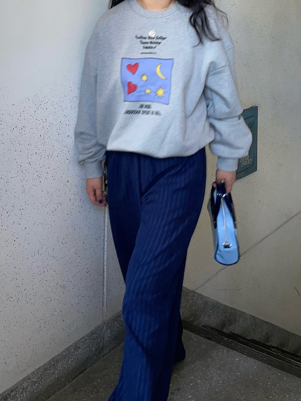 ブルー系のその他パンツ、ブルー系のショルダーバッグ、グレー系のスウェットを着用したレディースの夏コーディネートの3枚目の写真