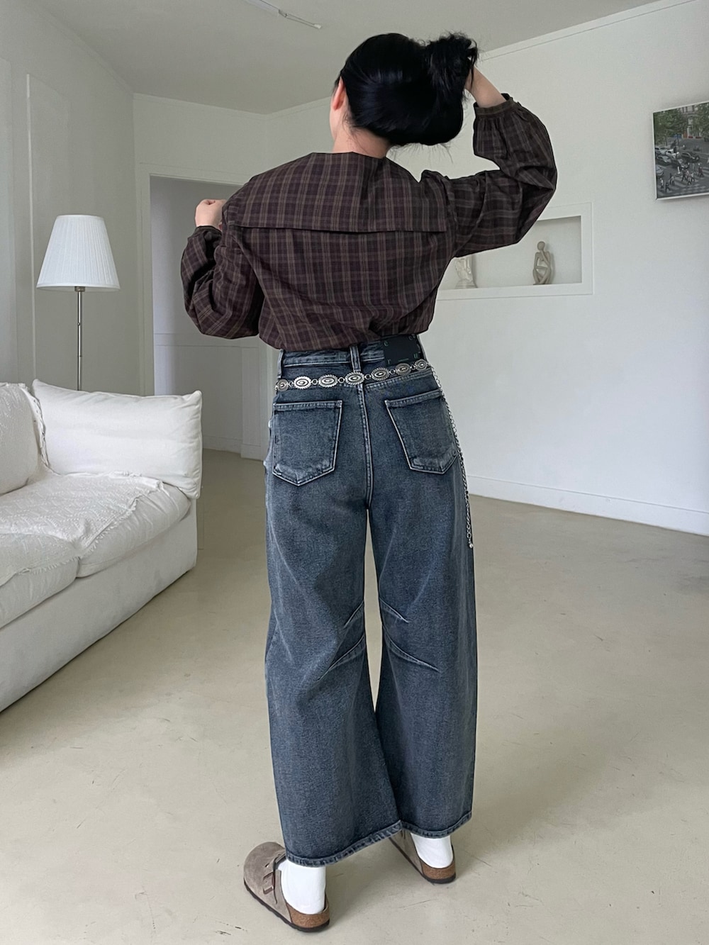 ブラウン系のシャツ/ブラウス、ブルー系のデニムパンツ、ベージュ系のサンダルを着用したレディースの夏コーディネートの3枚目の写真