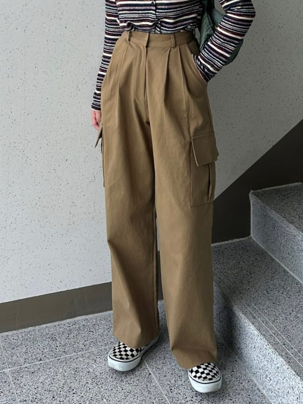 「春コーデ、オトナカワイイ、春カラー、キレイめコーデ、シンプルスタイル、春、キャップ、スニーカー、ラクチンコーデ、PORTER、パンツコーデ、メンズライク、カジュアルコーデ、カラーコーデ、韓国ファッション」｜「com9ureのアイテム（カーディガン/ボレロ、レッド系）」を使った、 李奈さん（レディース・158cm）の春コーディネートの3枚目の写真