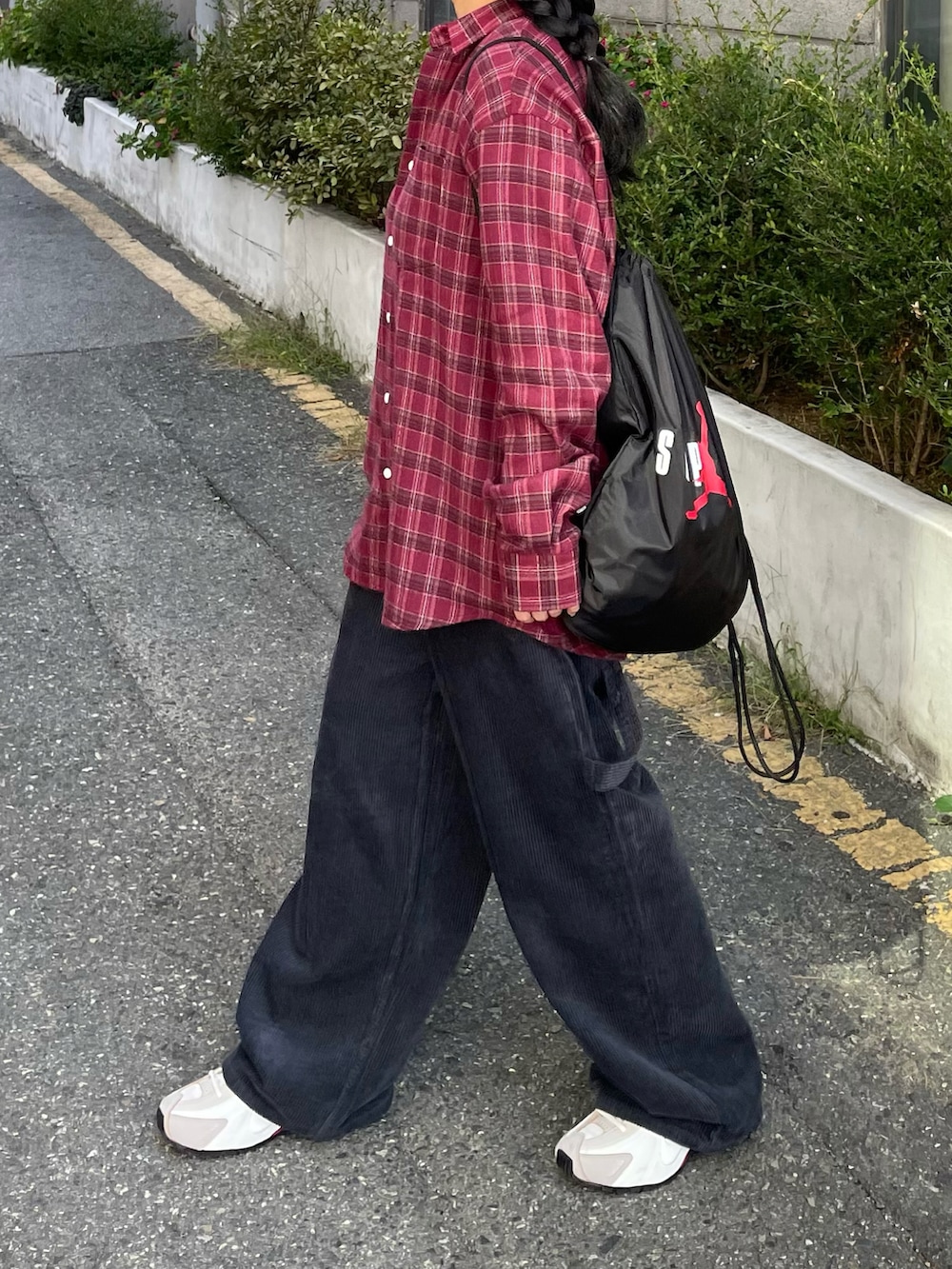 「レイヤードスタイル、秋コーデ、秋服、休日スタイル、コーデュロイパンツ、カジュアル、カジュアルコーデ、シャツスタイル、プチプラ、秋カラー、韓国ファッション、カラーコーデ、秋のコーデ、きれいめカジュアル、秋」｜「Supreme のアイテム（バックパック/リュック、ブラック系）」を使った、 李奈さん（レディース・158cm）の秋コーディネートの3枚目の写真