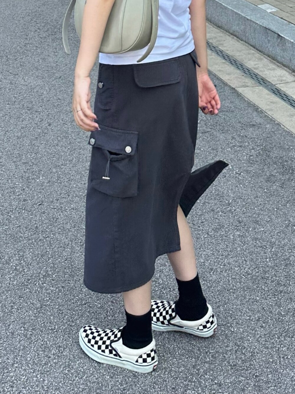 「夏服コーデ、大人コーデ、シンプル、カジュアルコーデ、お洒落さんとつながりたい、お出かけコーデ、スカート、y2k、ラフコーデ、ootd、ストリート、スカートスタイル、スニーカー、韓国ファッション、みんなの白Tフェス」｜「VANSのVANS ヴァンズ VN-0EYEBWW	SLIP ON*	BLK/WHT CHK/WHT（スリッポン、ブラック系）」を使った、 李奈さん（レディース・158cm）の夏コーディネートの2枚目の写真